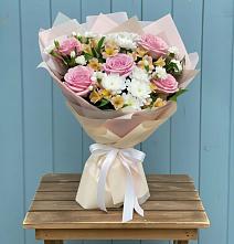 Букет цветов из:  Гвоздики, Орхидеи и Розы в Дульдурге