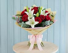 Букет цветов из:  Лилии и Розы в Дульдурге