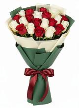 Букет Микс из красных и белых роз в Дульдурге