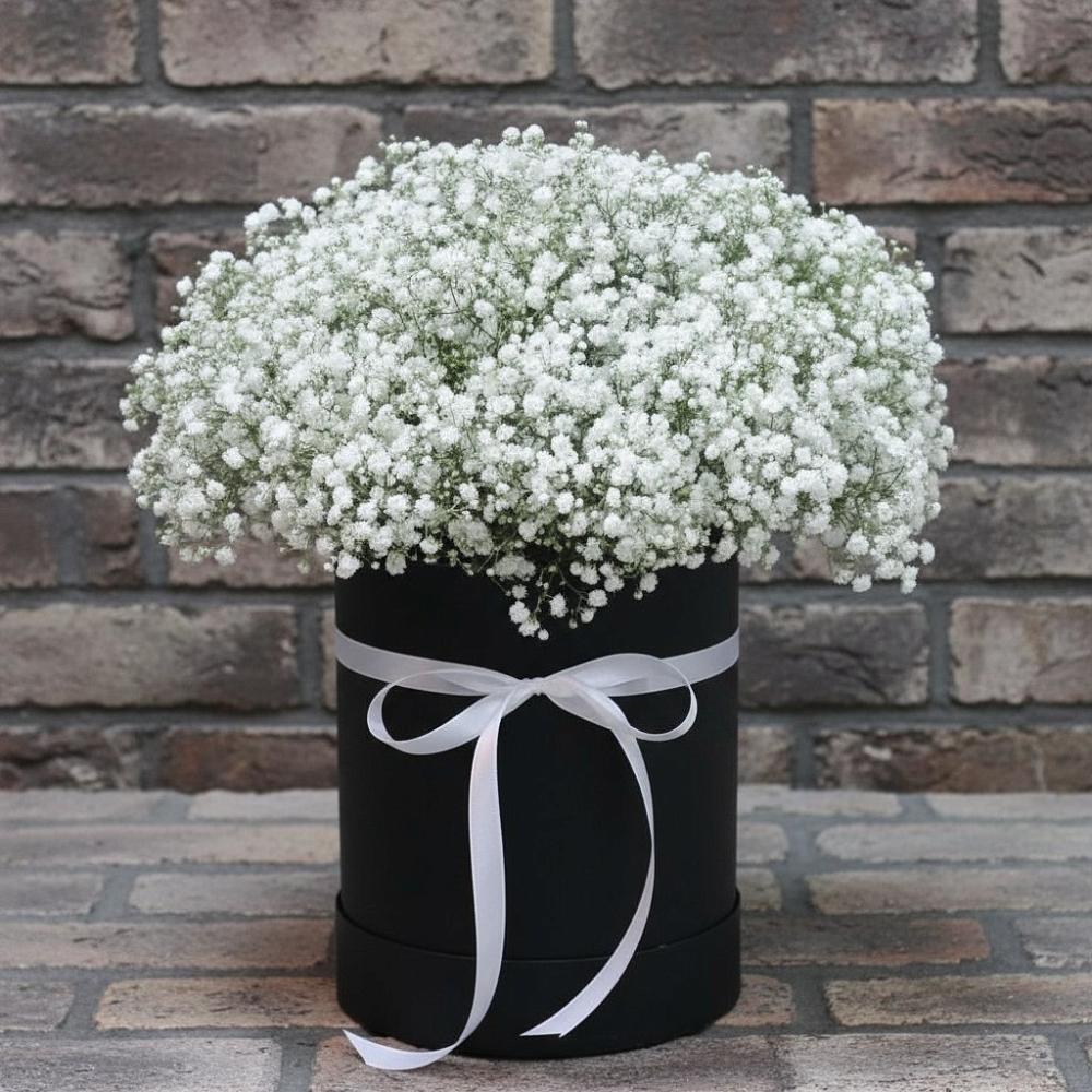 Цветочная композиция из Гипсофила в шляпной коробке в Дульдурге