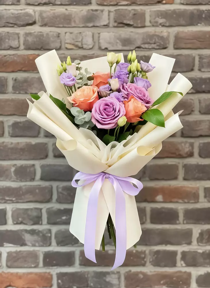 Букет цветов из: Лизиантусы и Розы в Дульдурге