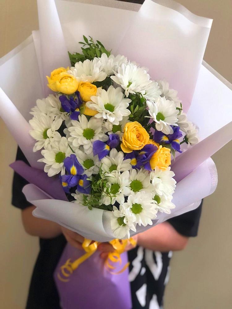 Букет цветов из: Ирисы, Хризантемы и Розы в Дульдурге