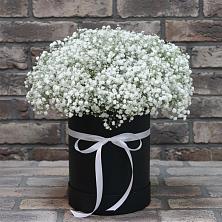 Цветочная композиция из Гипсофила в шляпной коробке в Дульдурге