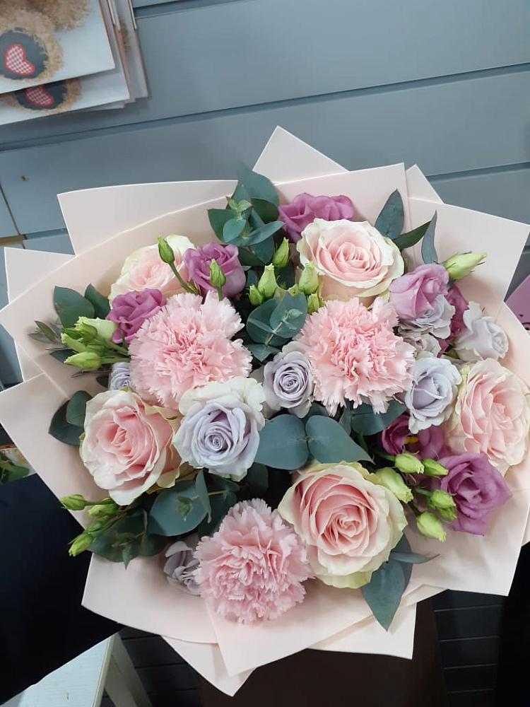 Букет цветов из: Розы, Гвоздики и Лизиантусы в Дульдурге