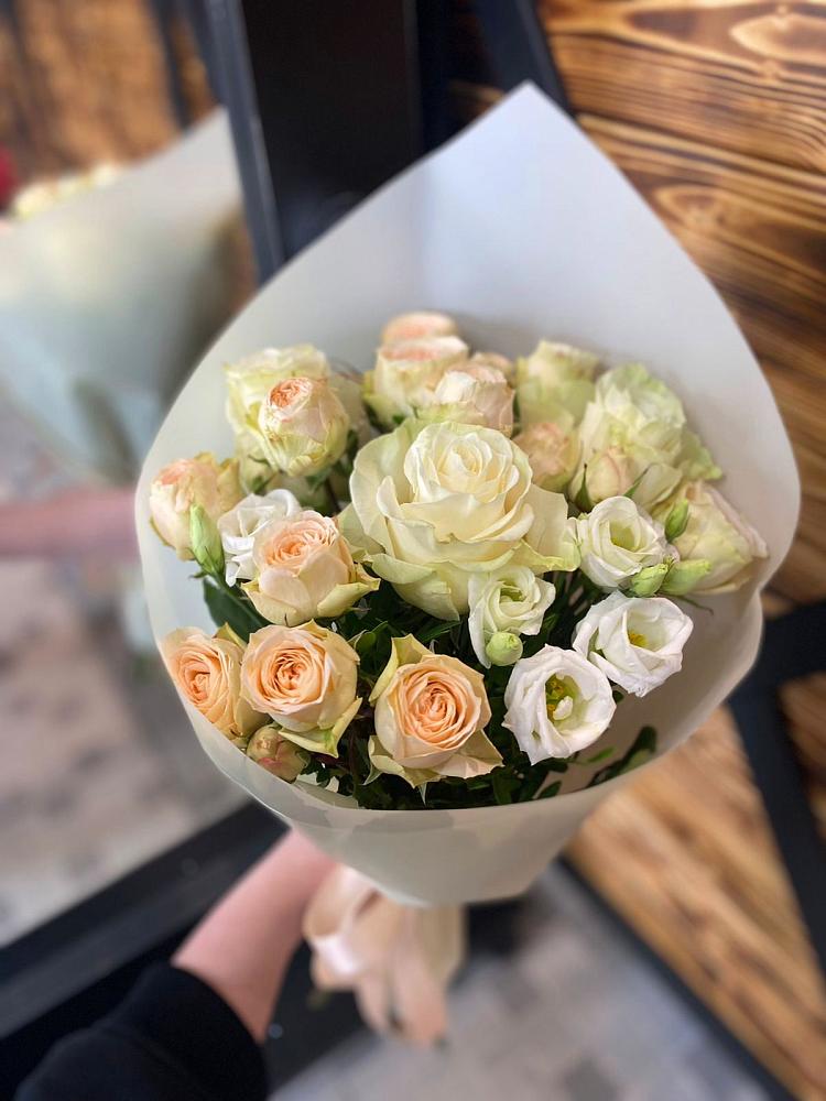 Букет цветов из: Розы и Лизиантусы в Дульдурге